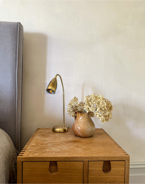 Image of a minimalistic, well-decorated study space.