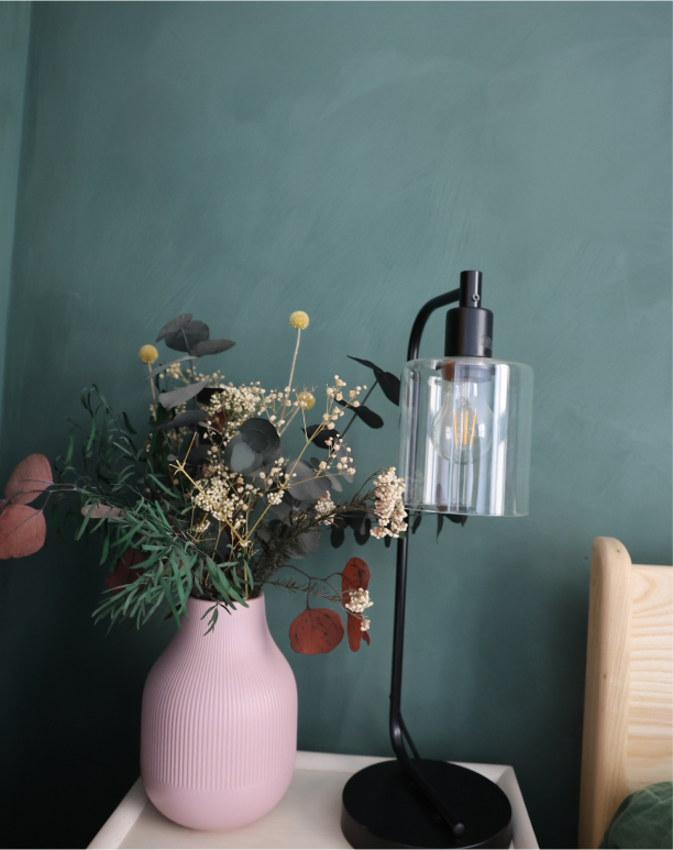 Image of a minimalistic, well-decorated study space.